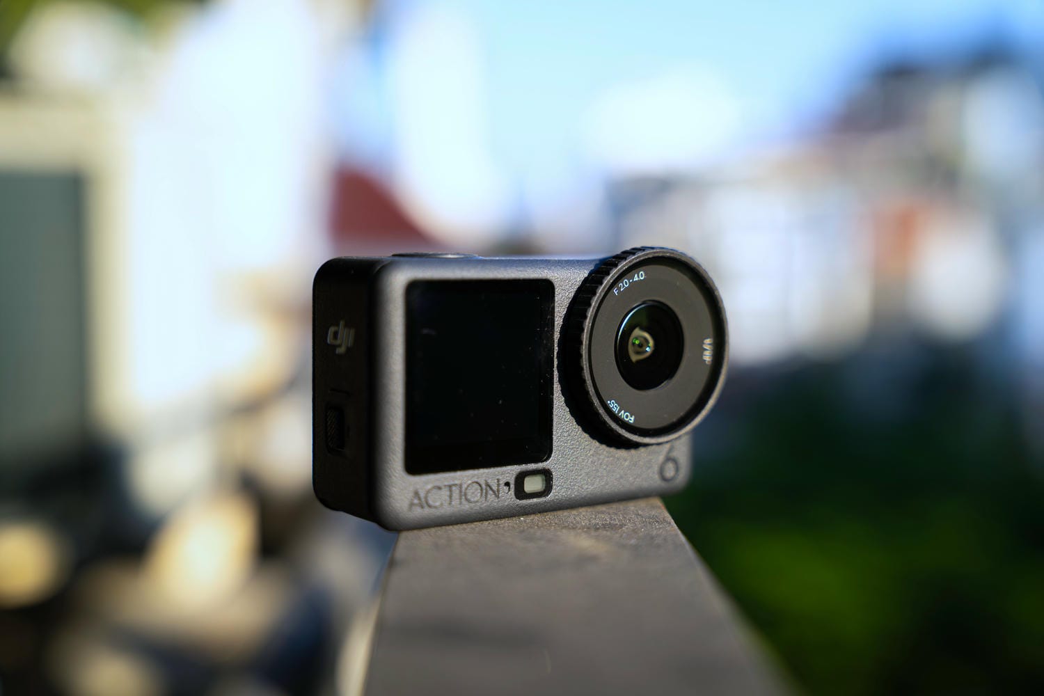 Thân máy DJI Osmo Action 6 lớn hơn phiên bản cũ