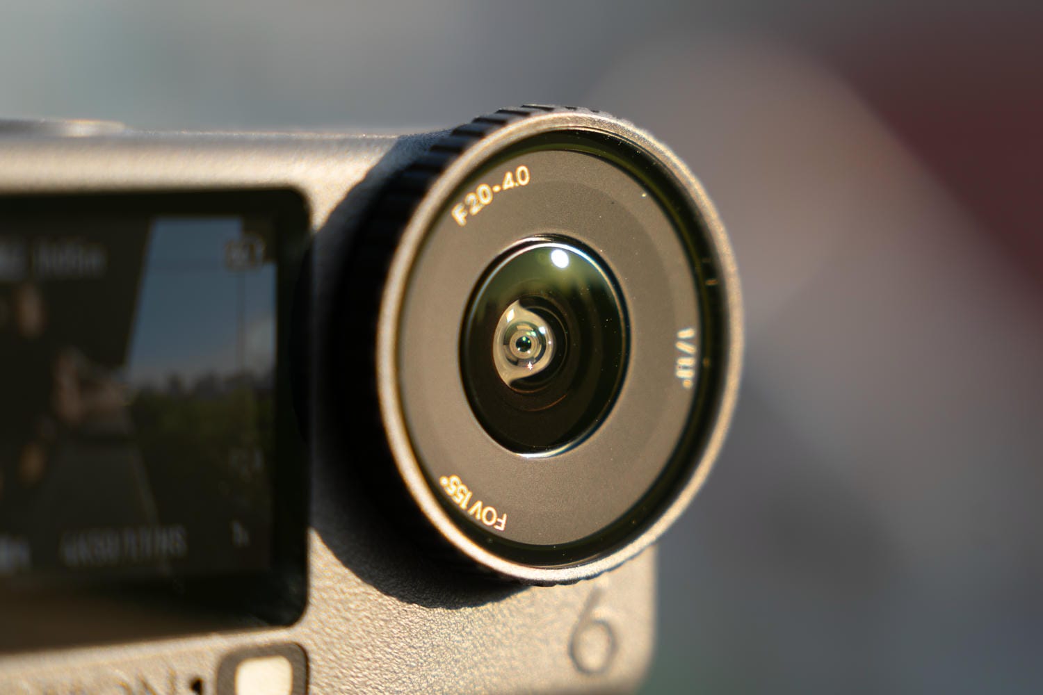 Ống kính lớn hơn trên Action 6