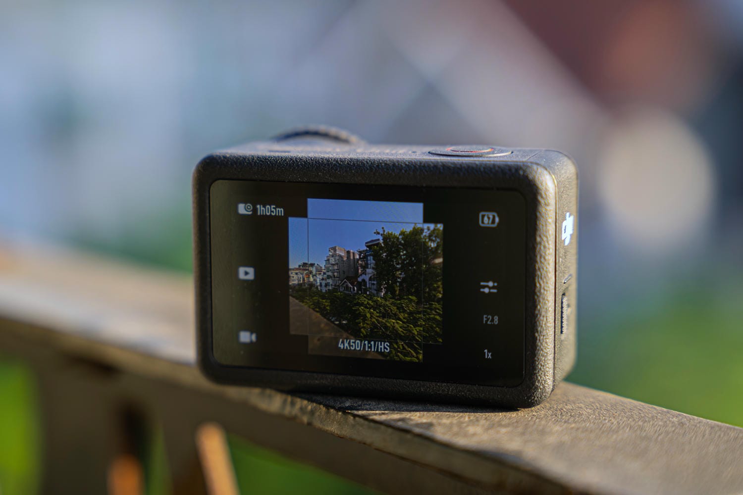 Màn hình LCD chính 2.5", độ phân giải 326ppi