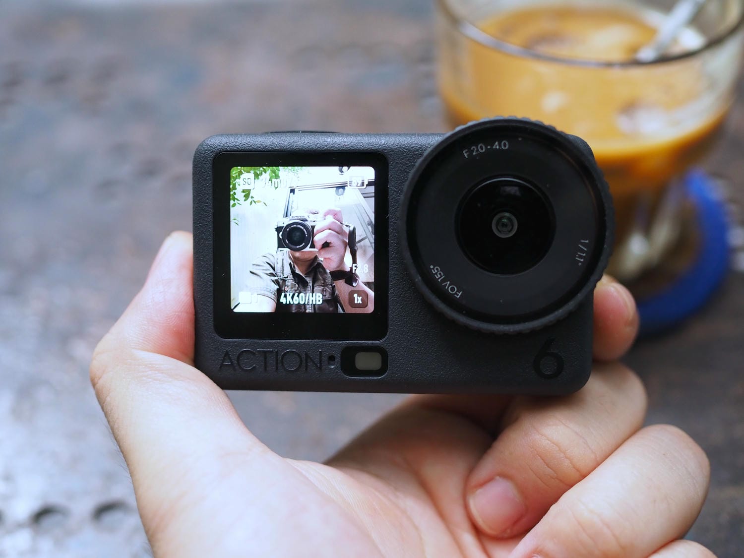 Màn hình trước DJI Action 6 nhỏ hơn, 1.46"