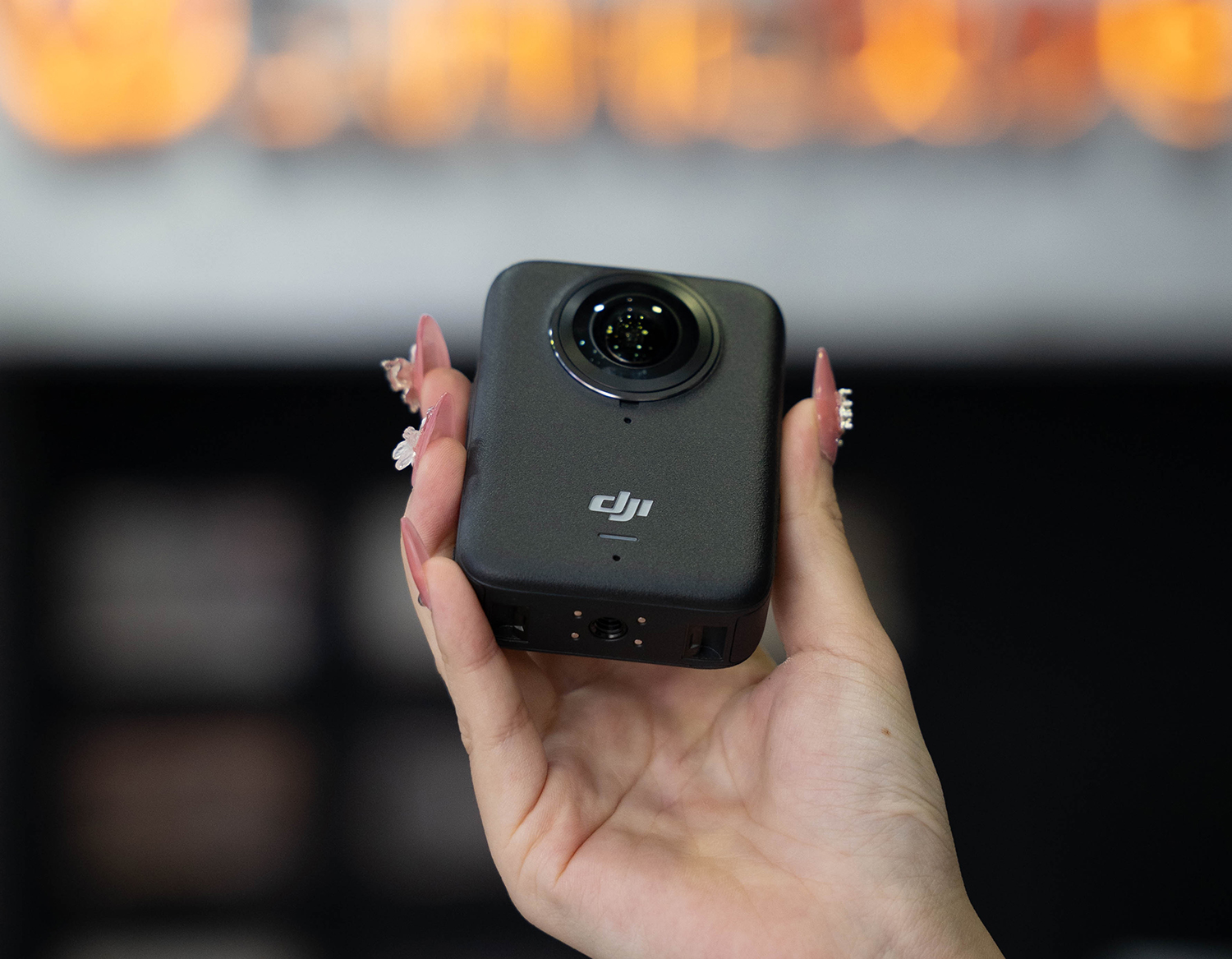 Nắp ngăn pin của DJI Osmo 360 được trang bị nút mở khóa trượt trái-phải