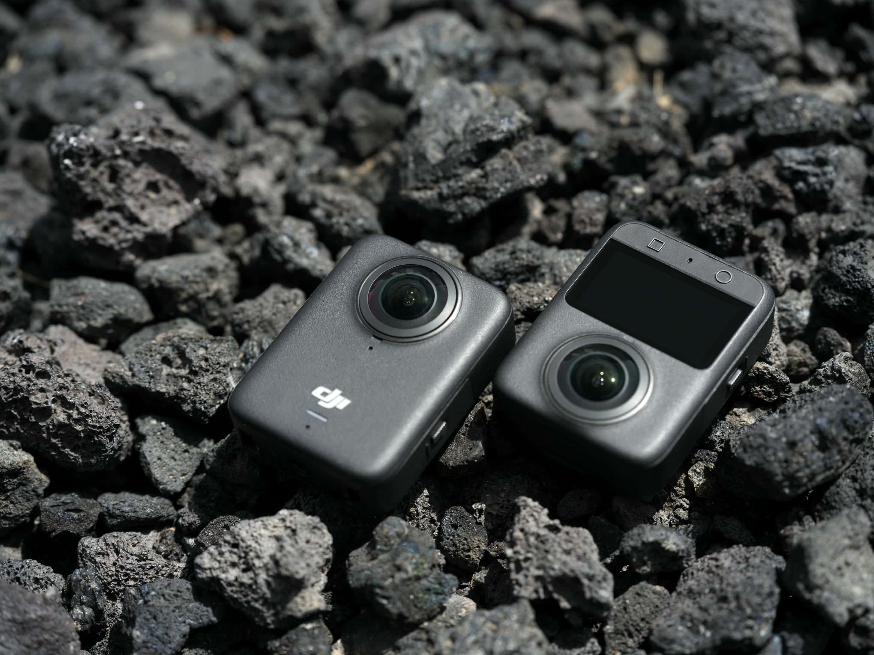 Nắp ngăn pin của DJI Osmo 360 được trang bị nút mở khóa trượt trái-phải