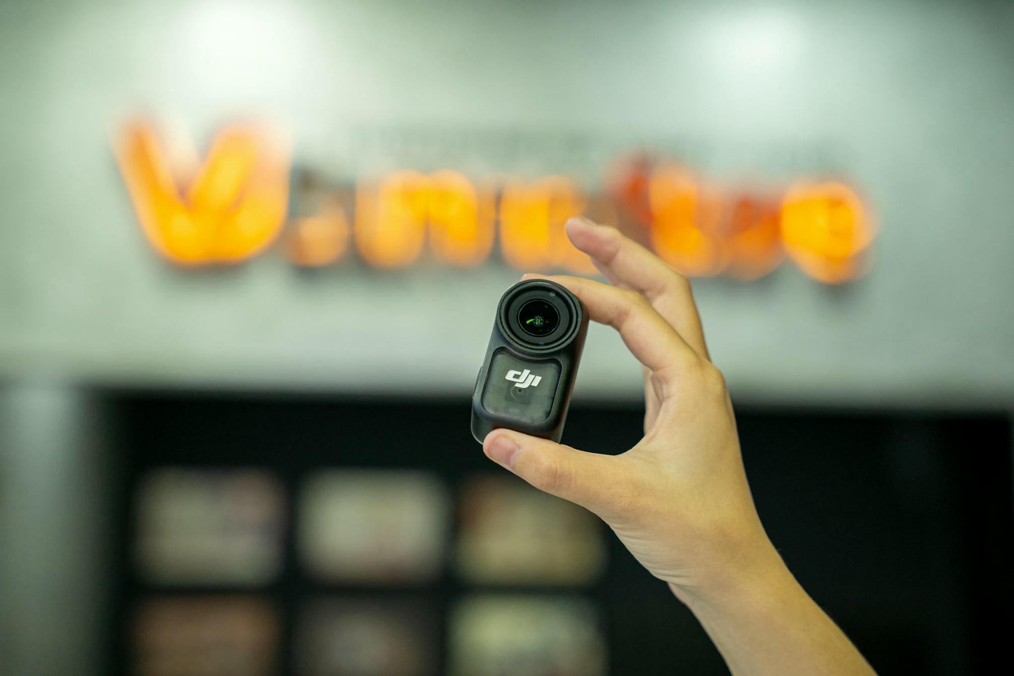 DJI Osmo Nano quay đ&ecirc;m r&otilde; r&agrave;ng, &iacute;t nhiễu hạt