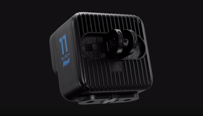Camera hành động GoPro Hero 11 Black Mini tích hợp 2 bộ ngàm mở rộng ở sau và dướii máy ảnh