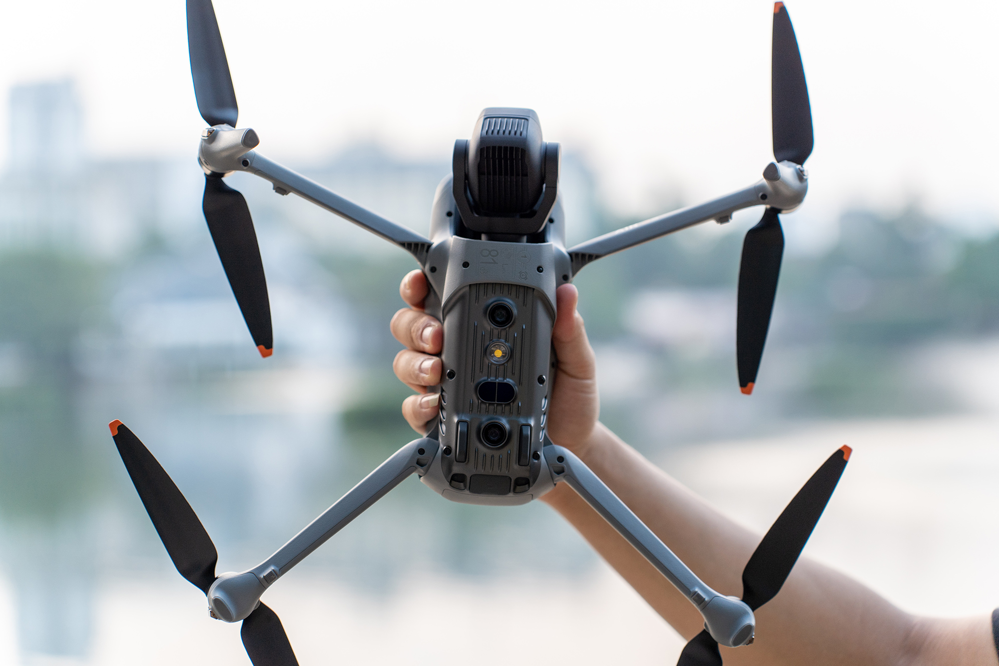 DJI Air 3S cũng được trang bị hệ thống cảm biến 6 mắt cá tương tự ở các phía, gồm: trước, sau, trái, phải, trên và dưới