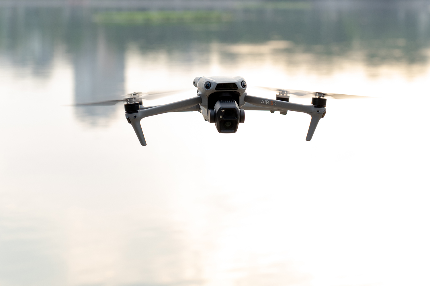 So sánh DJI Mavic 4 Pro vs DJI Air 3S: Tốc độ bay của Air 3S kém hơn