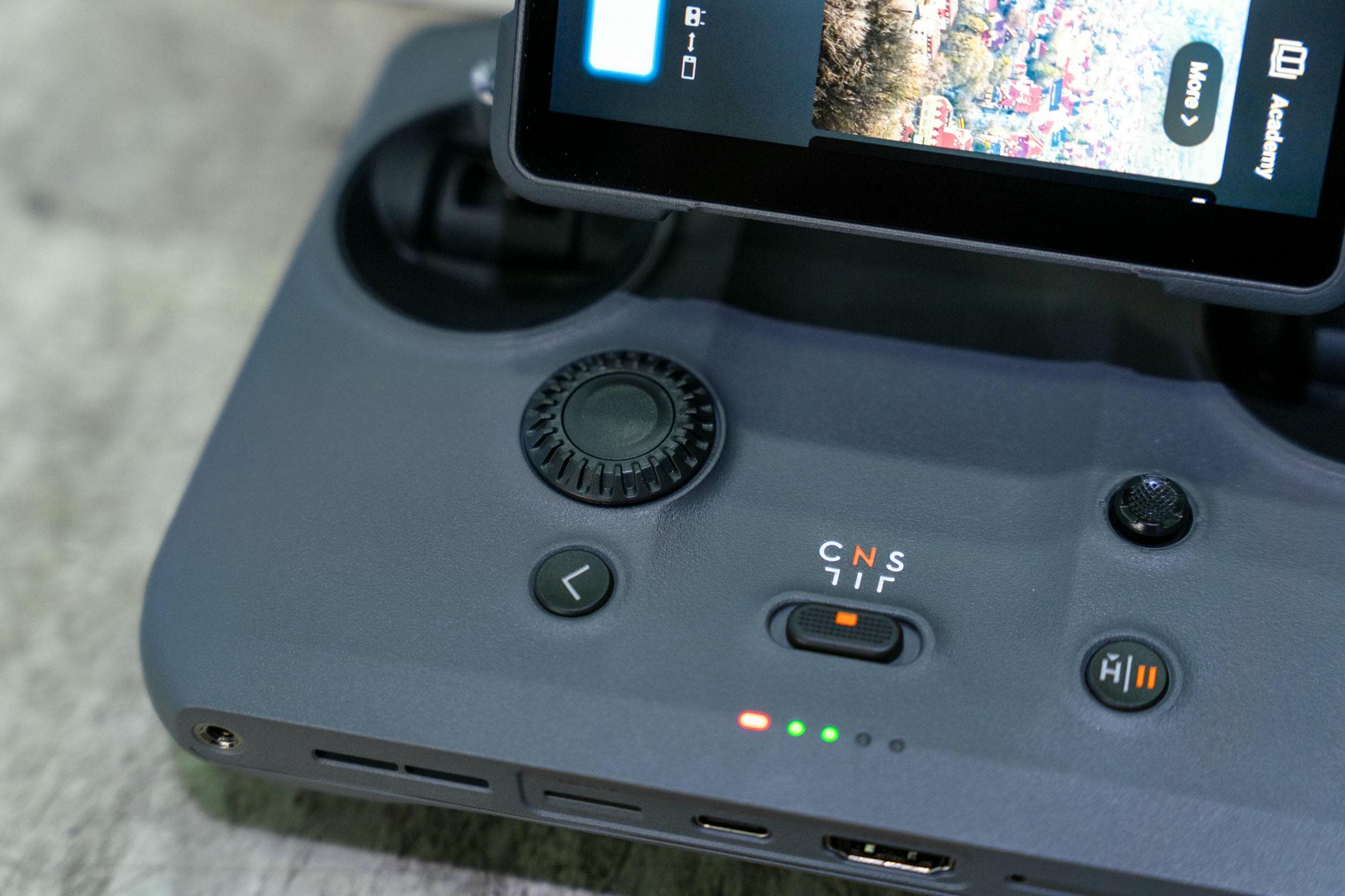 DJI RC Pro 2 còn nổi bật với thiết kế xoay gập linh hoạt, tách biệt khỏi cụm bên dưới, giúp dễ dàng điều chỉnh góc nhìn để thuận tiện theo dõi hơn