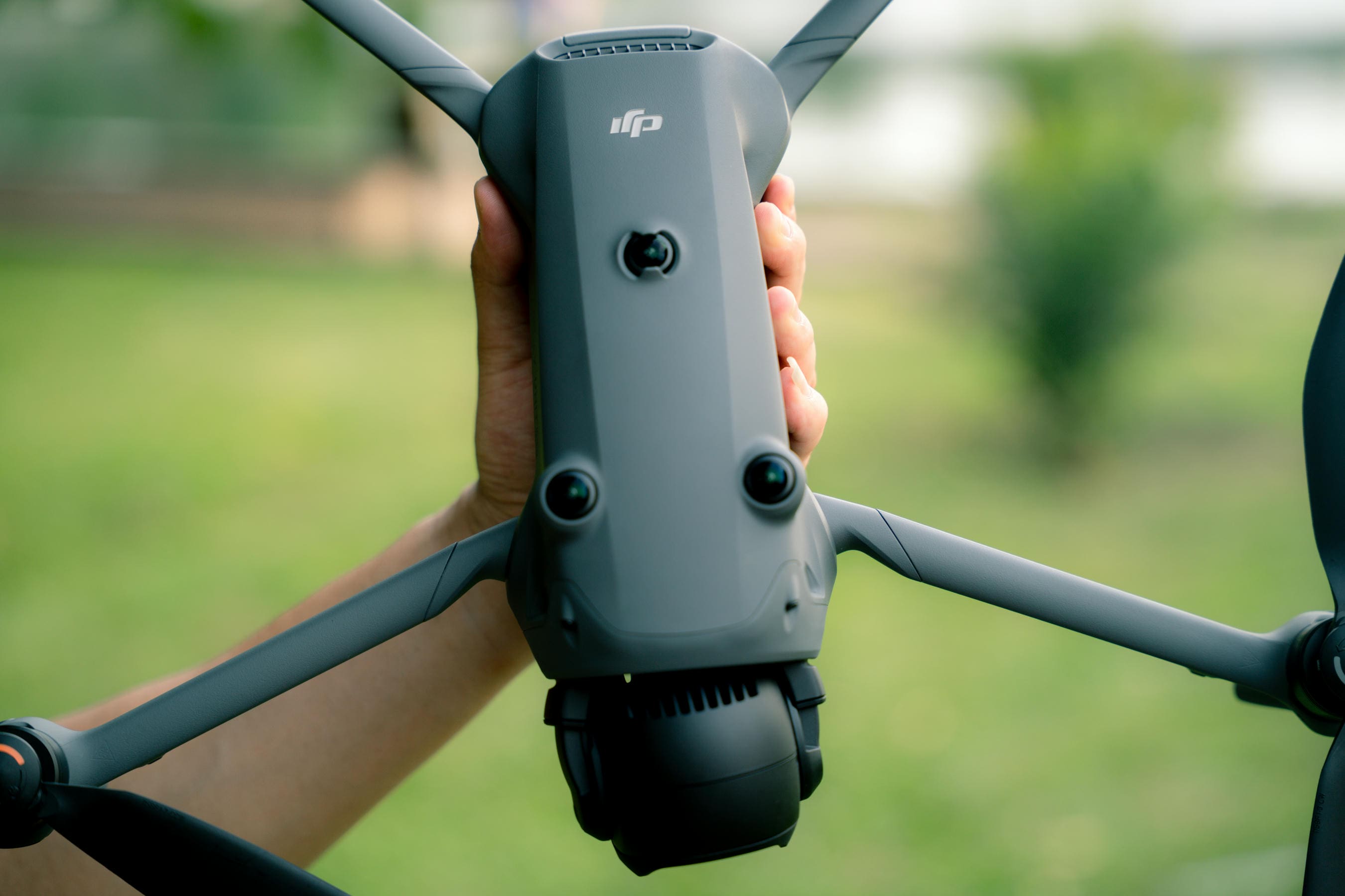 DJI Mavic 4 Pro được trang bị ba cảm biến mắt cá ở mặt trên