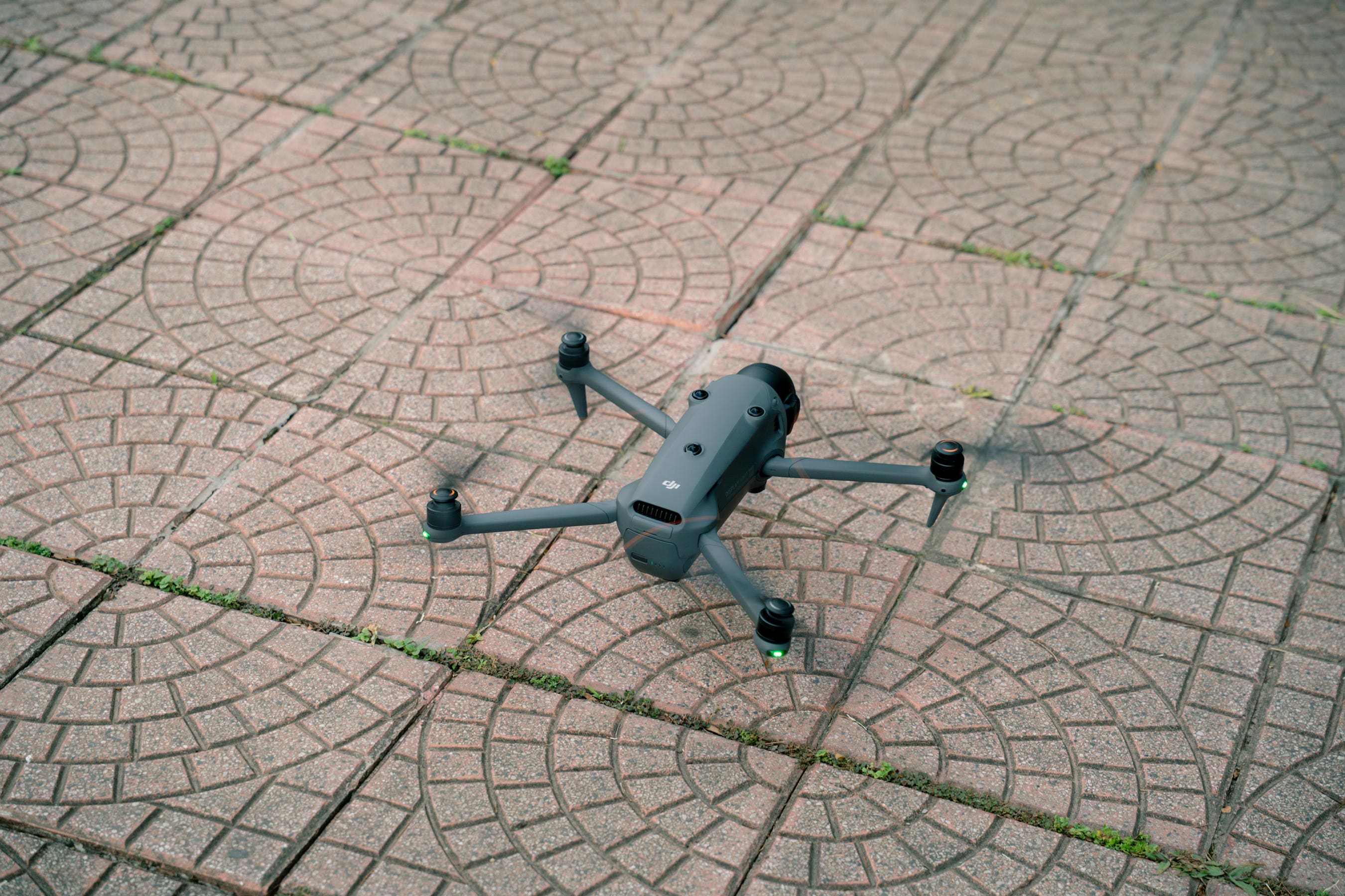 DJI Mavic 4 Pro được trang bị 2 đèn báo hiệu trạng thái ở 2 cánh phía trước và một đèn phụ trợ ở phía dưới thân