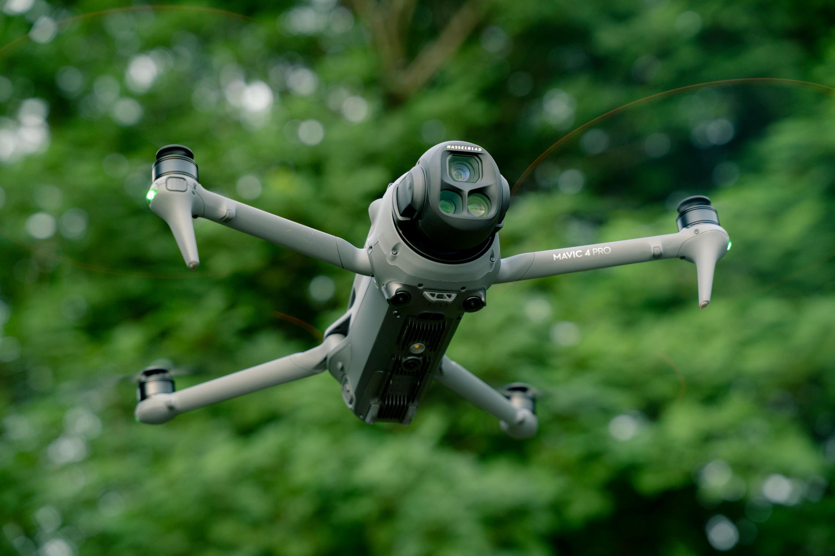 Cả DJI Mavic 4 Pro và DJI Air 3S đều được trang bị hệ thống cảm biến tránh chướng ngại vật đa hướng