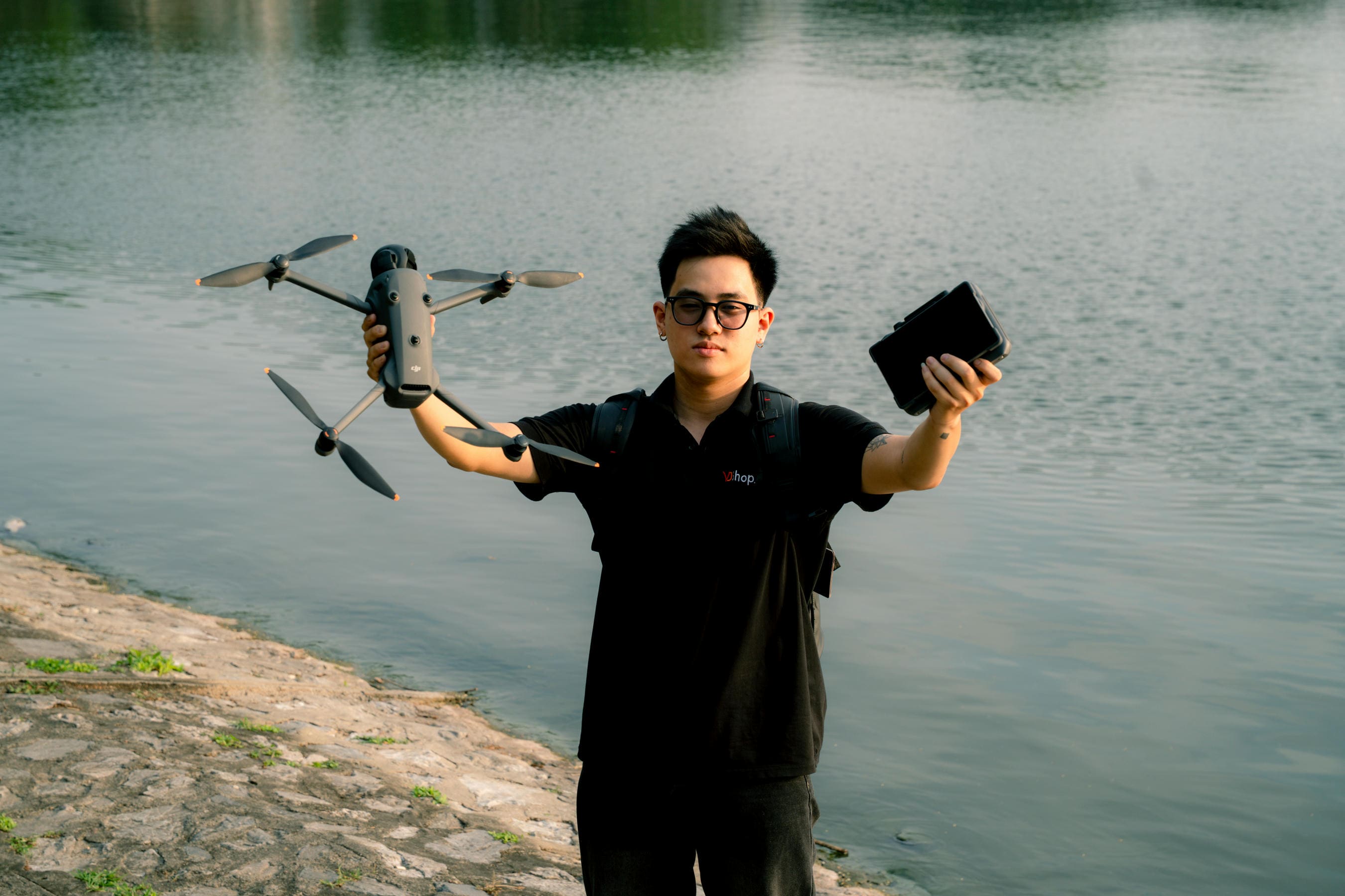 DJI RC Pro 2 còn nổi bật với thiết kế xoay gập linh hoạt, tách biệt khỏi cụm bên dưới, giúp dễ dàng điều chỉnh góc nhìn để thuận tiện theo dõi hơn