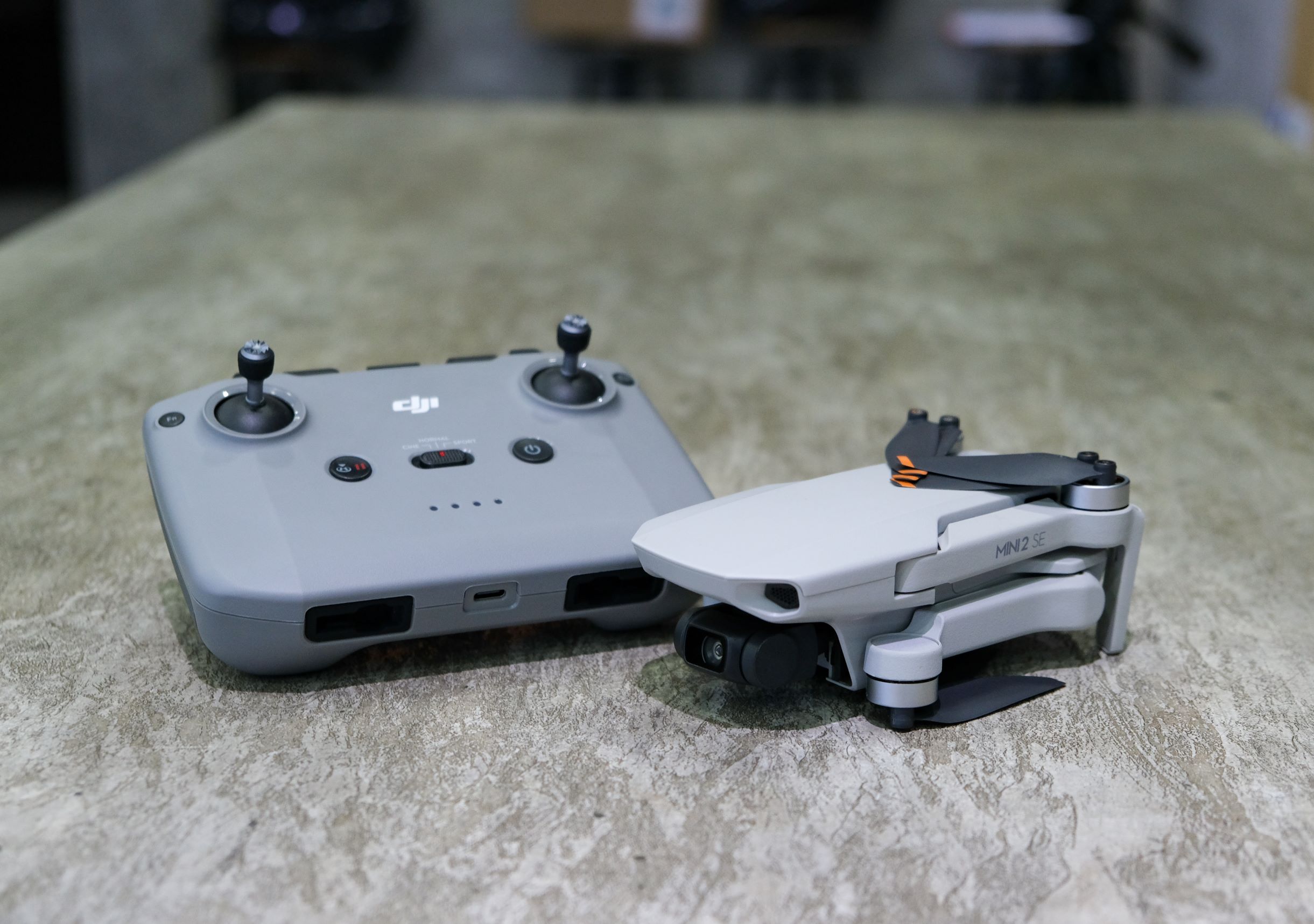 DJI Mini 2 SE có khả năng kết hợp cùng bộ điều khiển từ xa DJI RC-N1