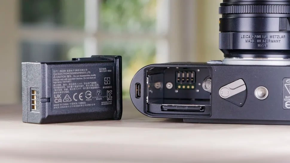 Review Leica M EV1 - dung lượng pin 1800mAh