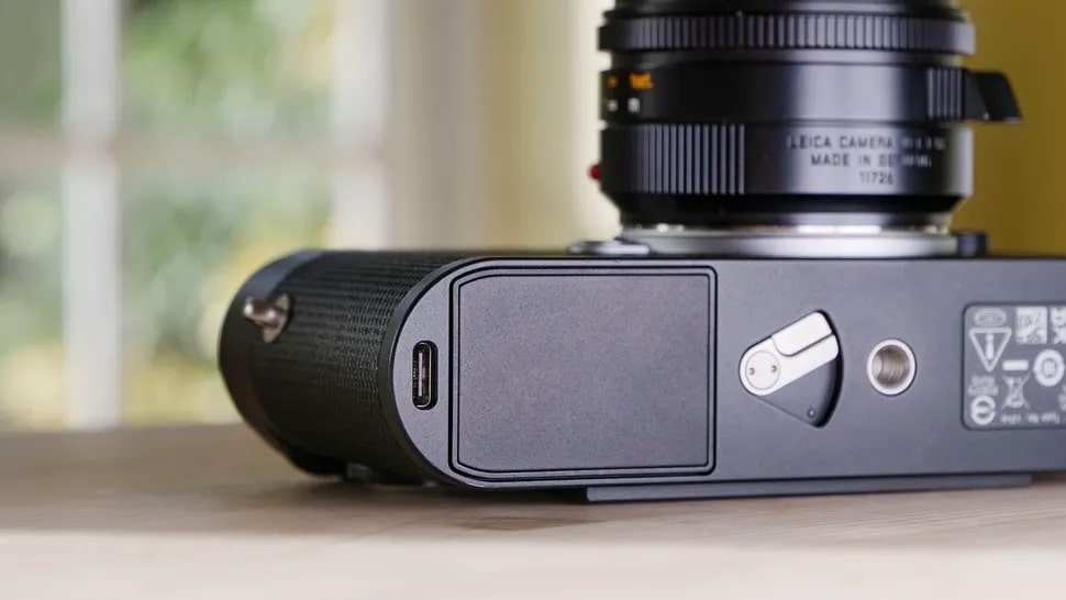 Sạc pin M EV1 thông qua cổng USB-C ở đáy máy