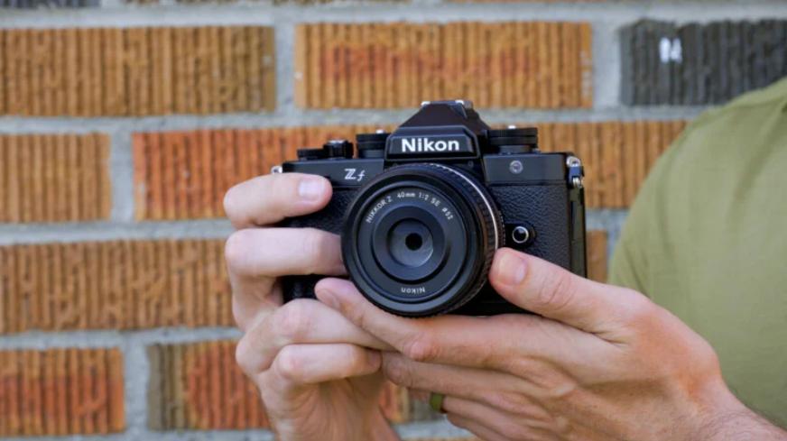 Nikon ZF có hai khe thẻ cắm tiện lợi