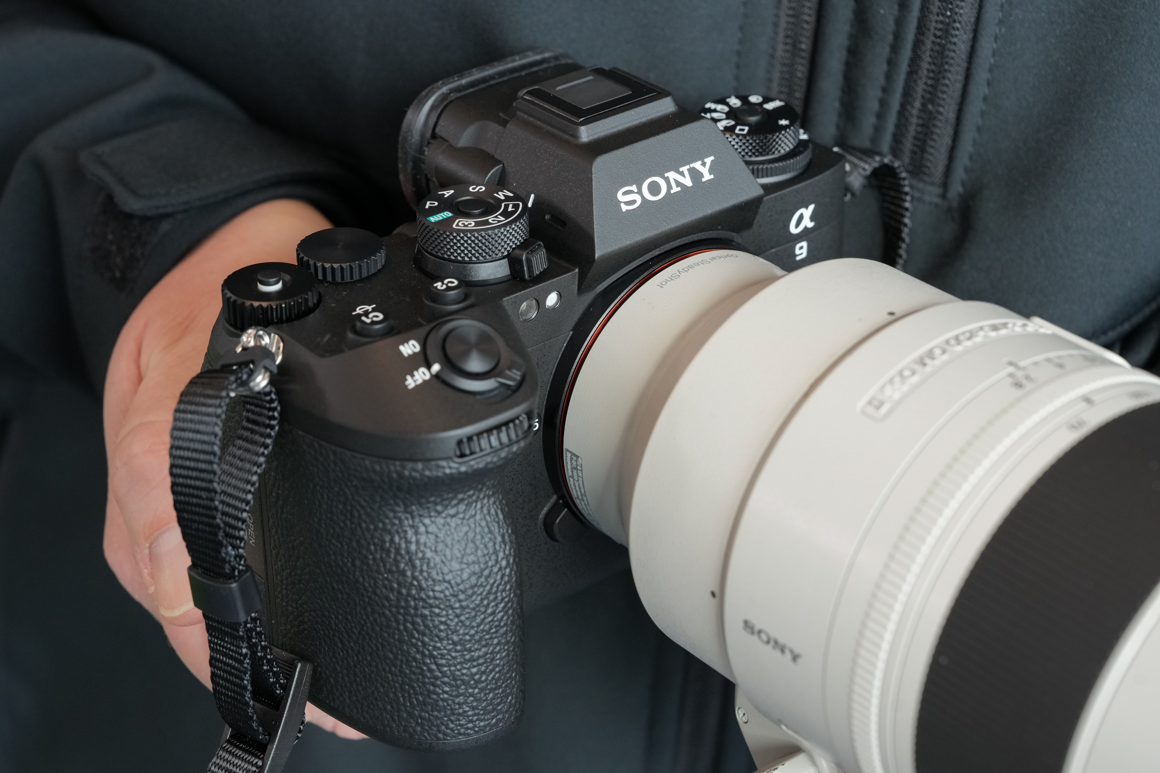 Sony A9 III thiết kế chắc chắn