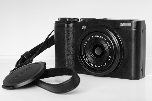 Fujifilm XF10 với ống kính cố định