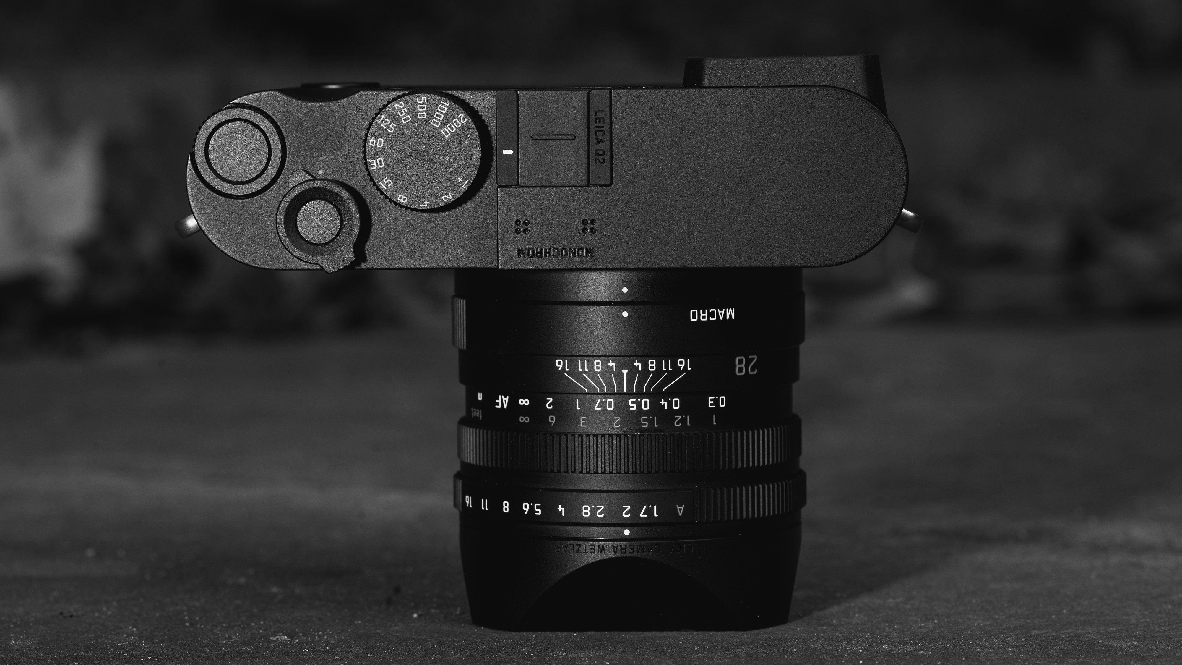 Leica Q2 Monochrom - Thiết kế nhất quán