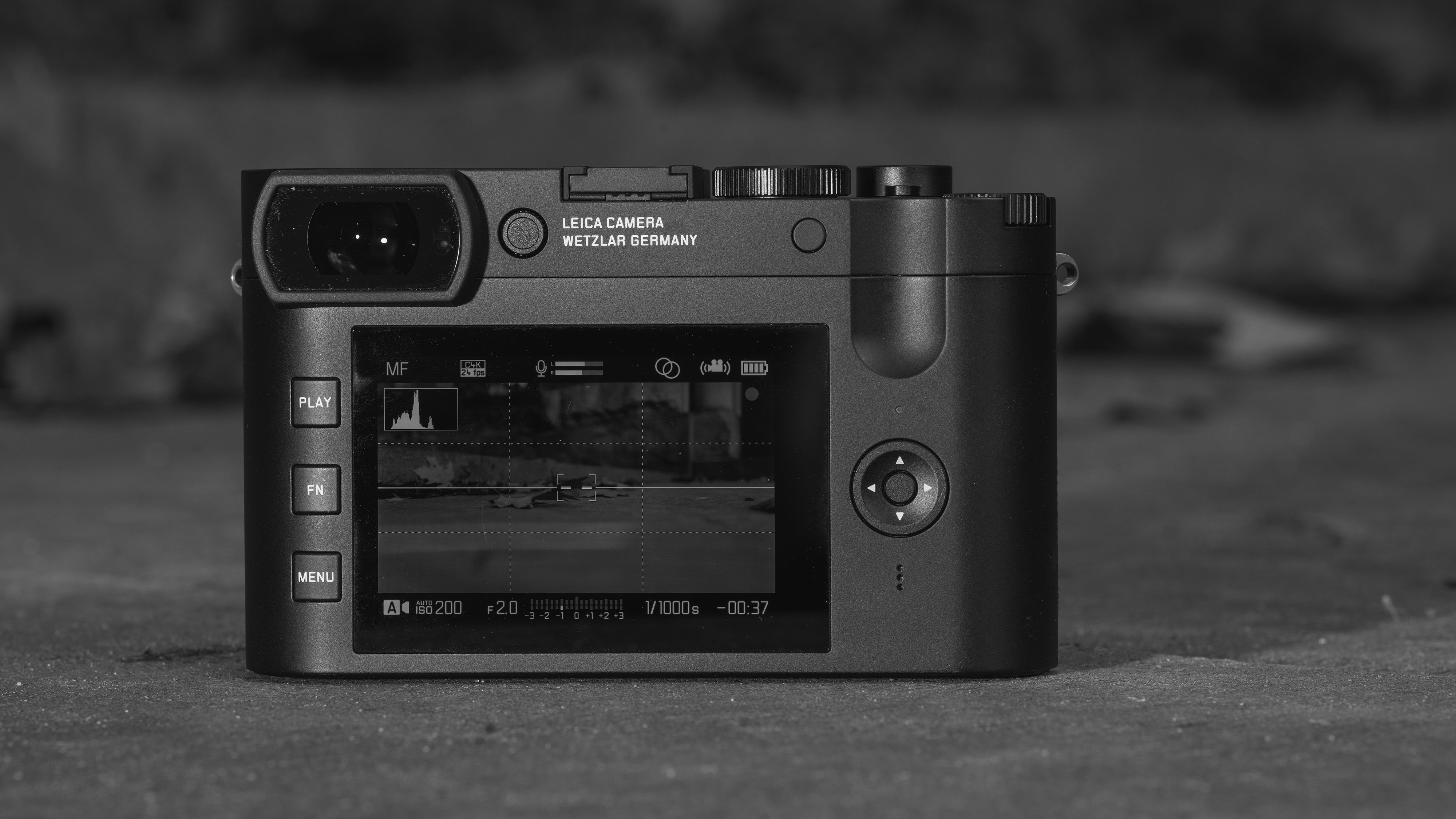 Leica Q2 Monochrom - Kính ngắm EVF và Màn hình LCD sắc nét