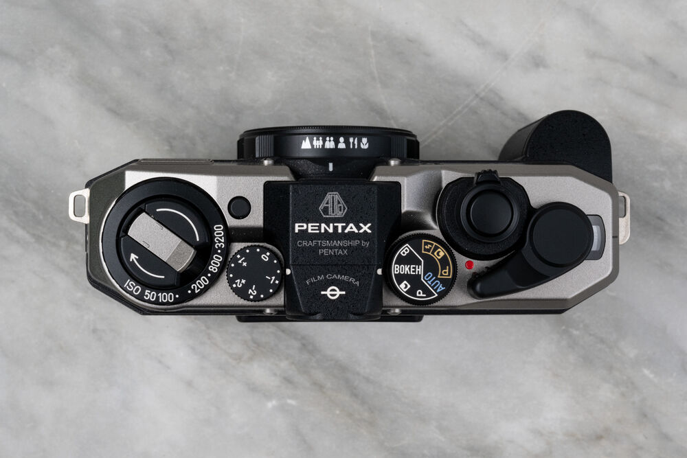 Máy ảnh film Pentax 17 chỉnh sáng linh hoạt