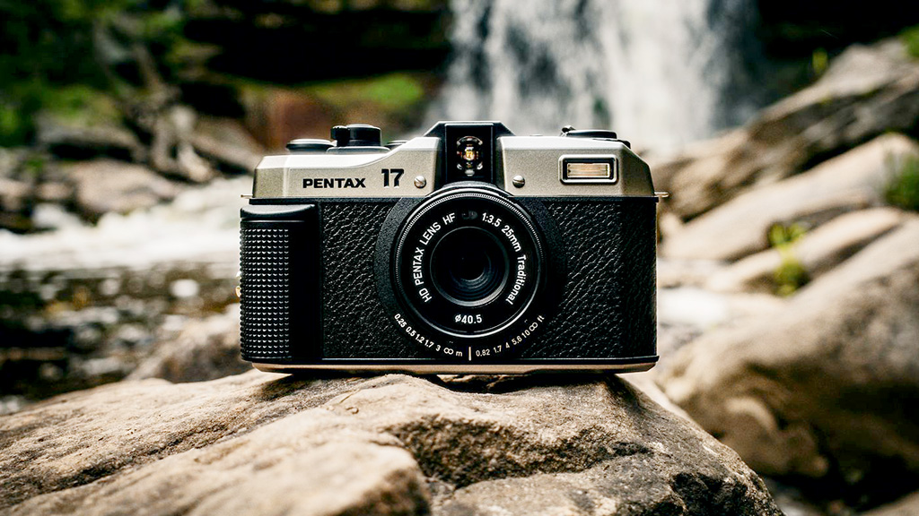 Thiết kế Pentax 17 mang hơi hướng hoài cổ