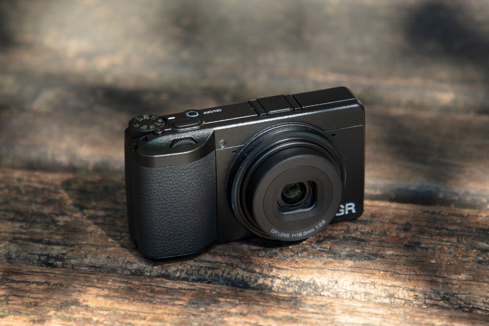 Ricoh GR IV được trang bị cảm biến APS-C CMOS BSI 25.7MP