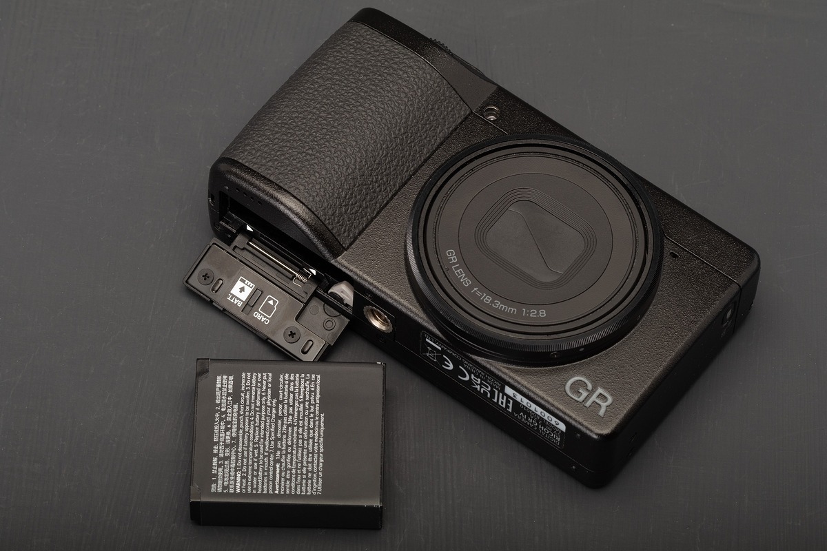 Ricoh GR IV được trang bị pin DB-120 hoàn toàn mới