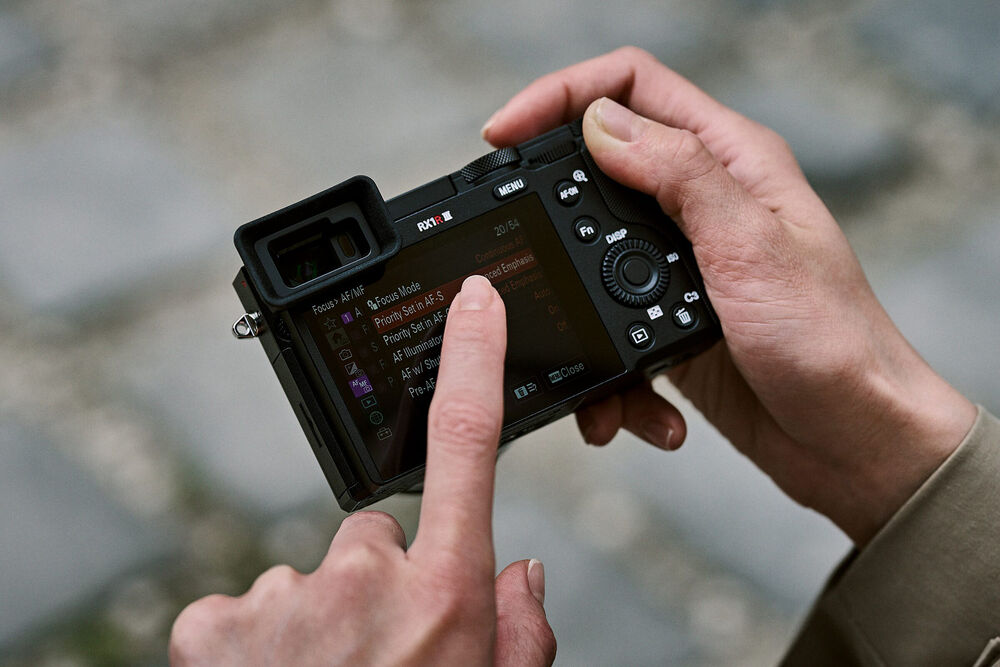 Kính ngắm EVF và màn hình LCD cảm ứng