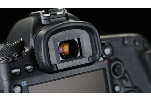 kính ngắm trến máy ảnh Canon EOS 5D Mark IV 3