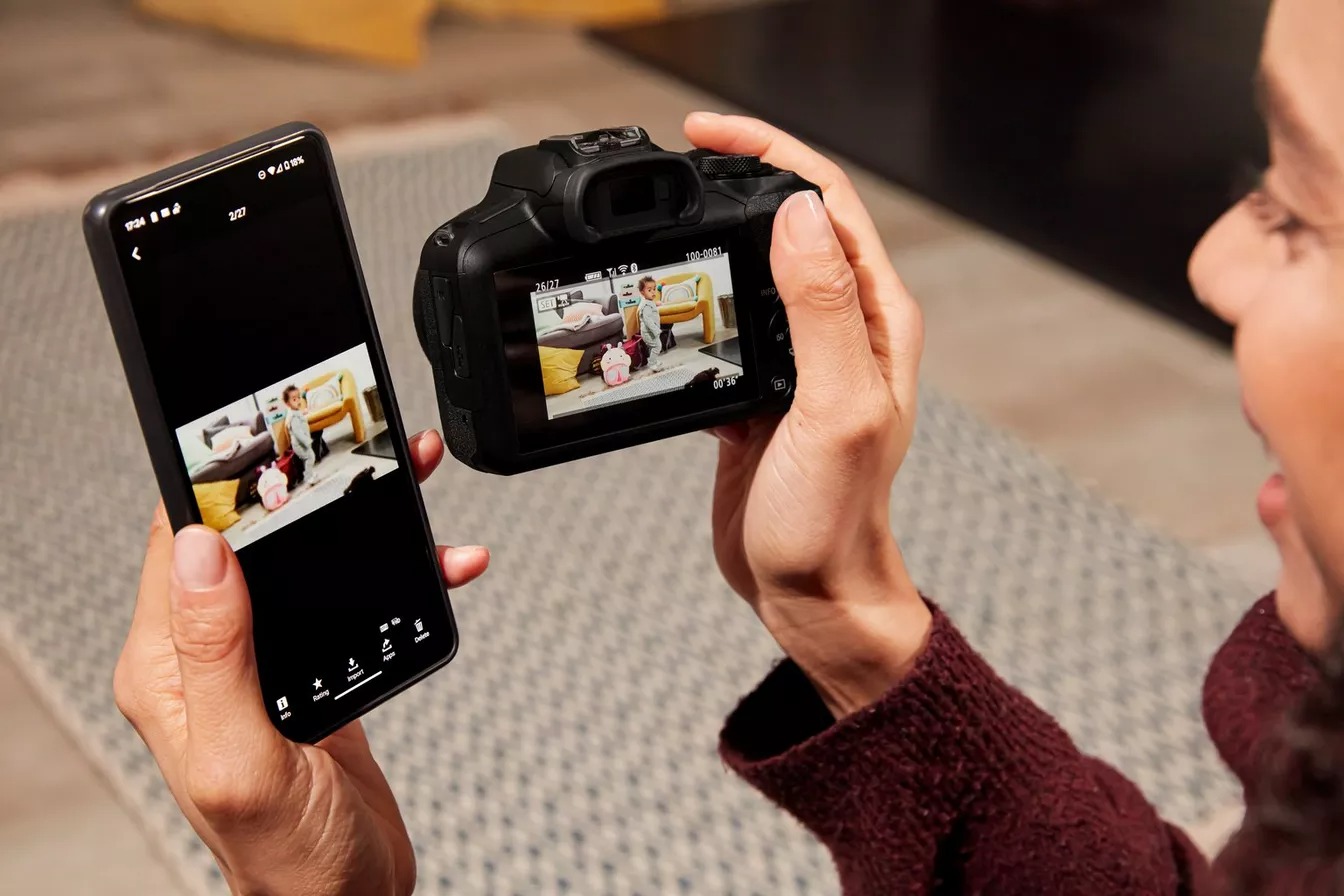 Máy ảnh mirrorless Canon EOS R100 có thể kết nối không dây nhanh chóng