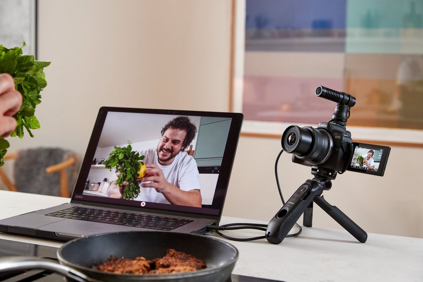 người dùng sử dụng máy ảnh R50 như một chiếc webcam để livestream ở chế độ Full HD