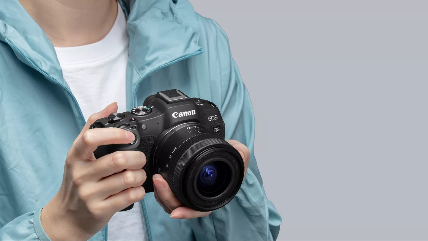 Máy ảnh Canon EOS R8 có thiết kế cực kỳ gọn nhẹ