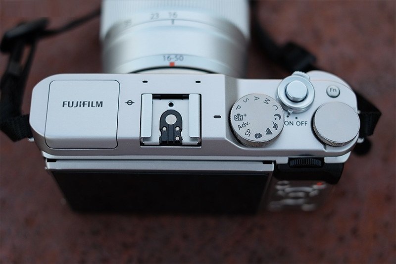 Fujifilm X-A3 với đèn Flash thông minh