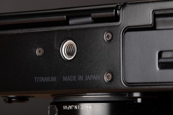 mặt dưới của máy ảnh mirrorless Fujifilm Xpro3