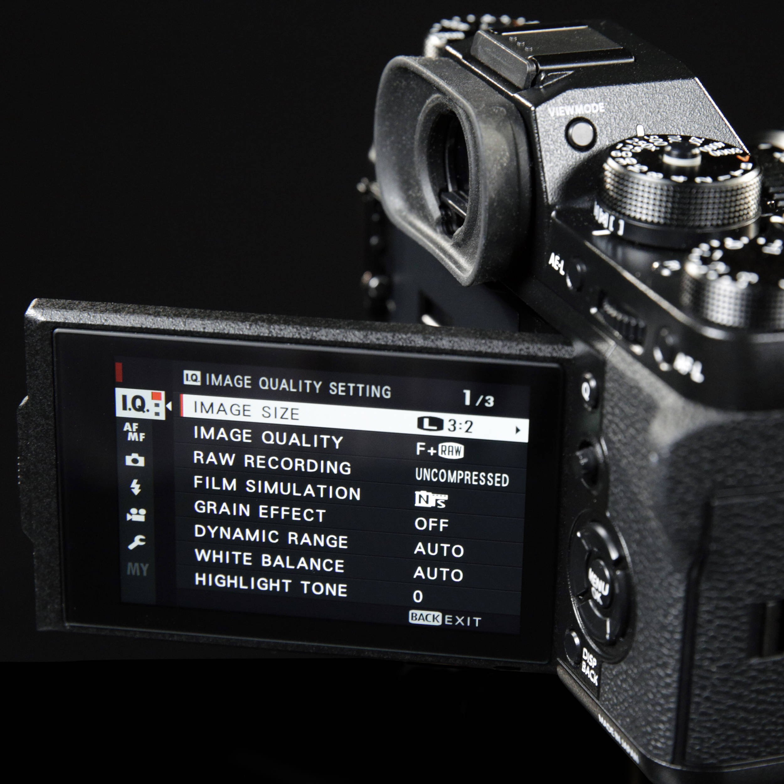 Fujifilm X-T2 - Kính ngắm OLED và màn hình nghiêng 3 chiều