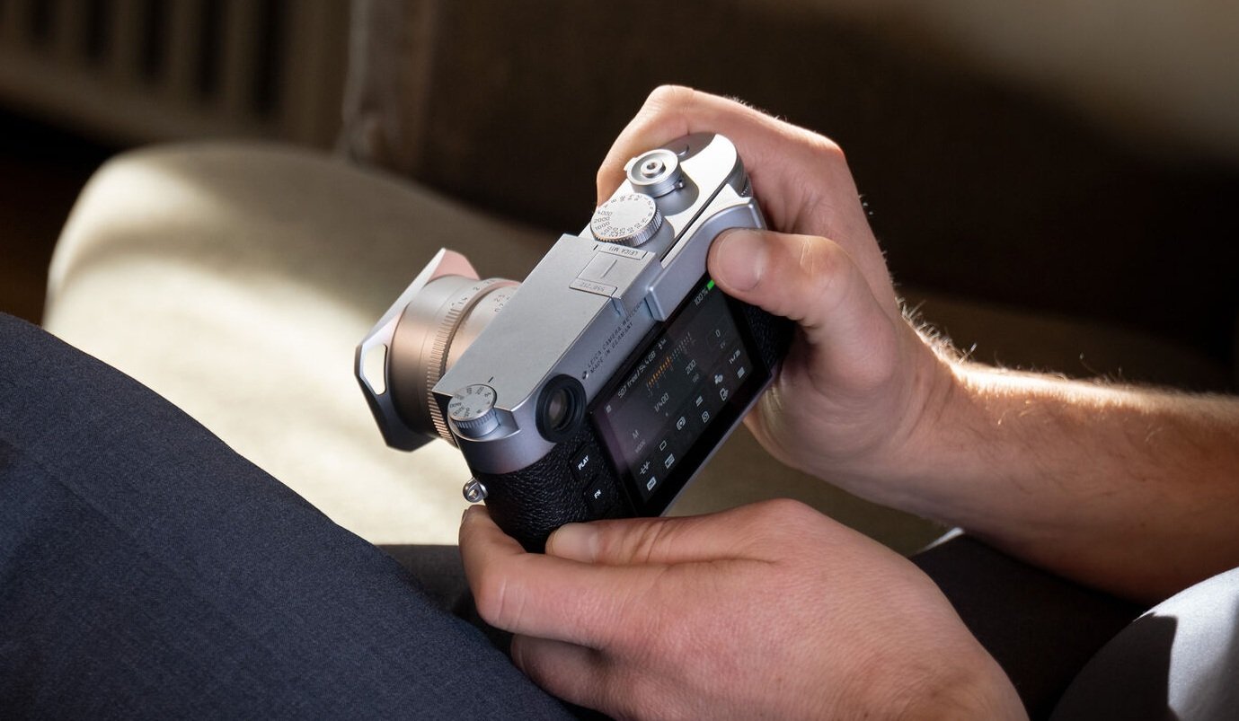 Máy ảnh Leica M11 với màn hình LCD