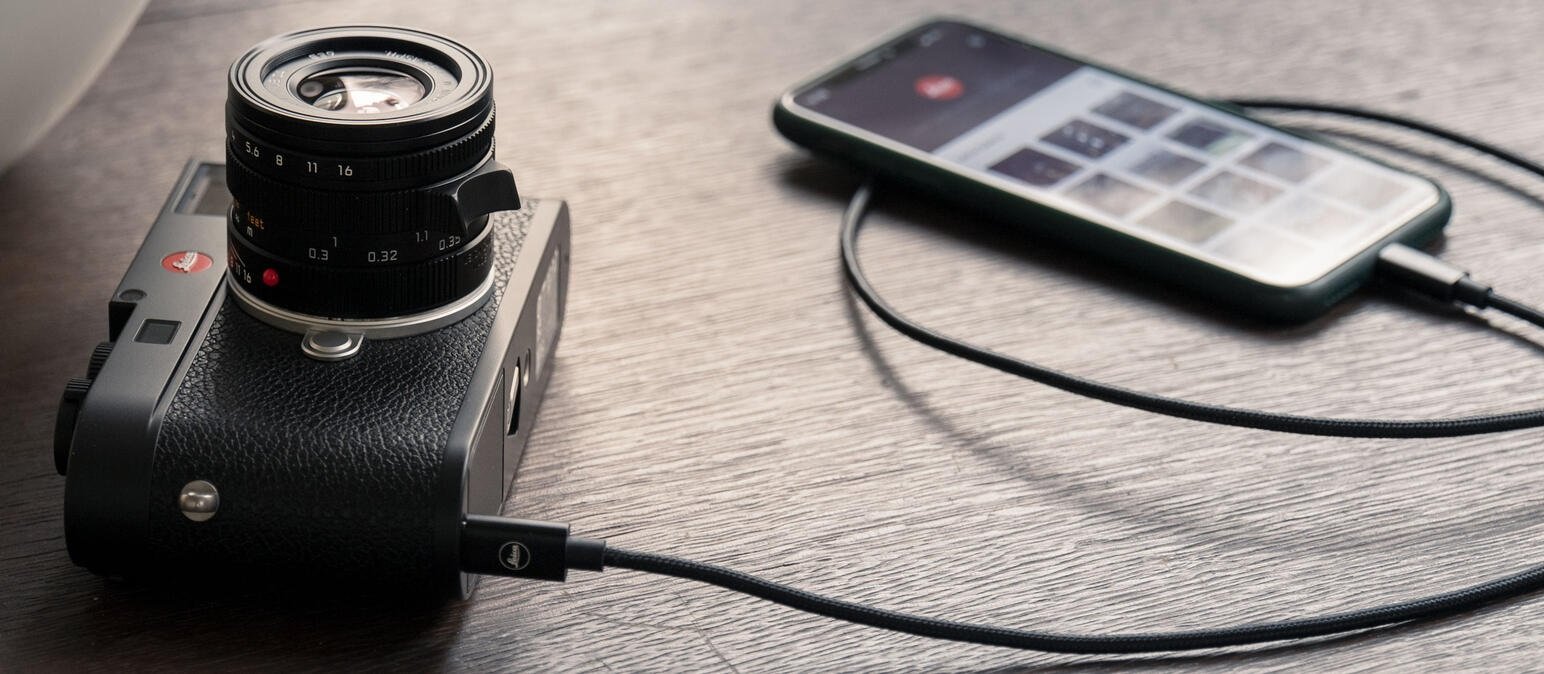 Leica M11 kết nối có dây với điện thoại