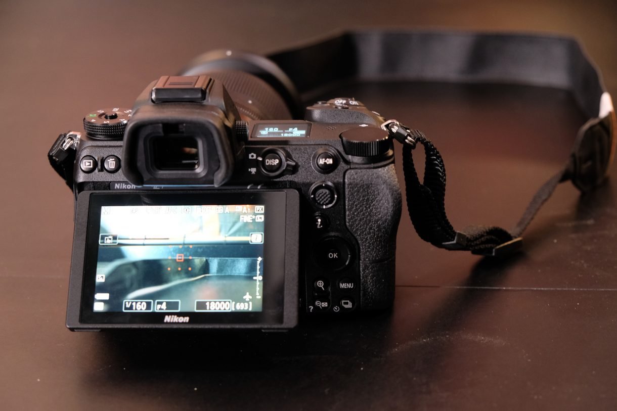 Nikon Z7 - Màn hình cảm ứng, có thể nghiêng nhiều góc