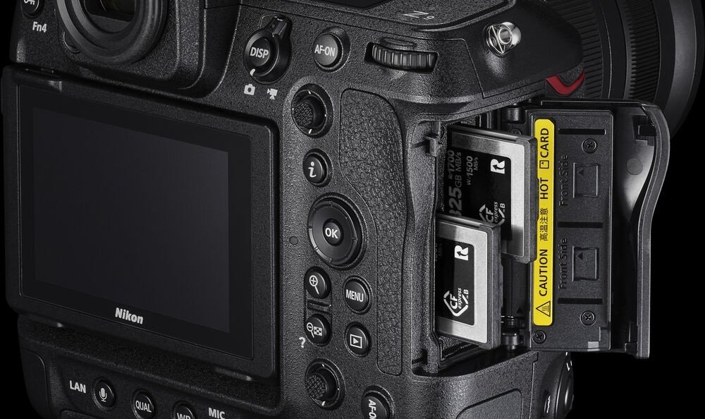 Nikon Z 9 với khe cắm thẻ nhớ kép