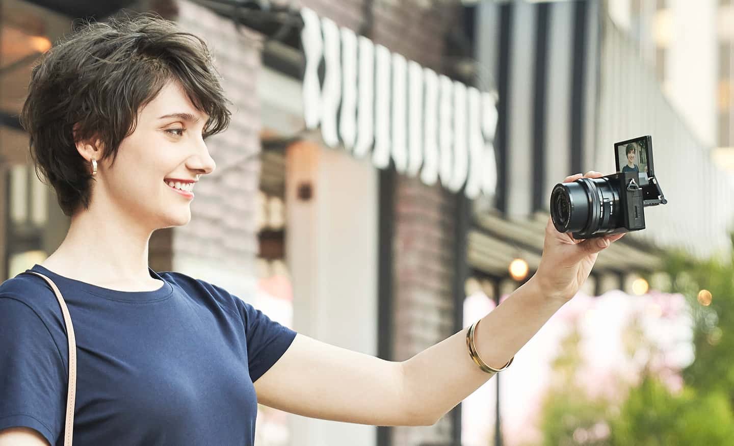 Sony Alpha A6100 - Màn hình lật