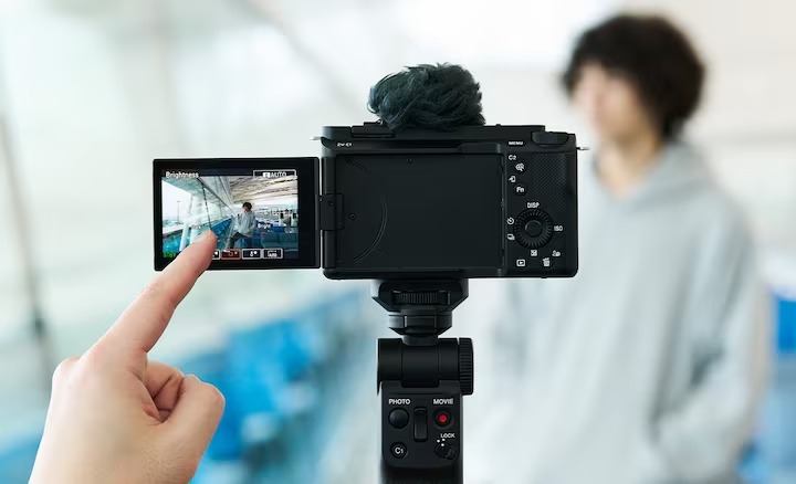 Máy ảnh Sony ZV-E1 trang bị màn hình LCD cảm ứng 3 inch