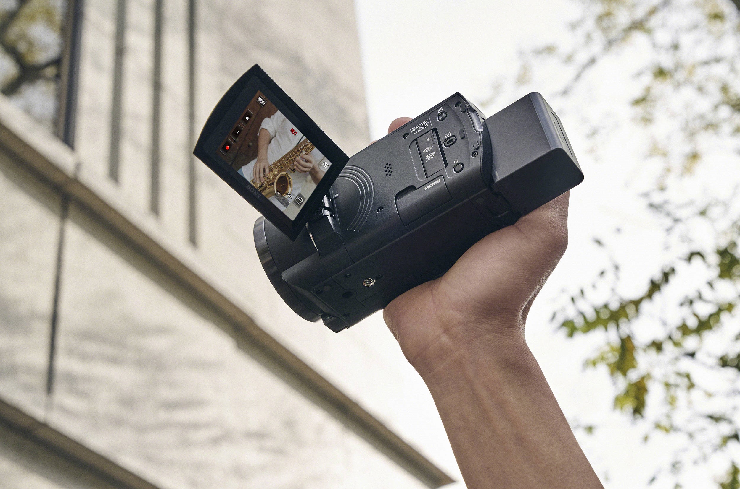 Màn hình LCD lật dễ dàng ghi hình selfie