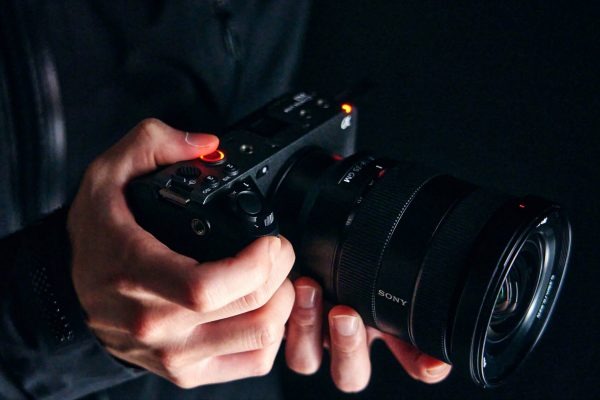 FX3A được tích hợp bộ chống rung 5 trục trong thân máy