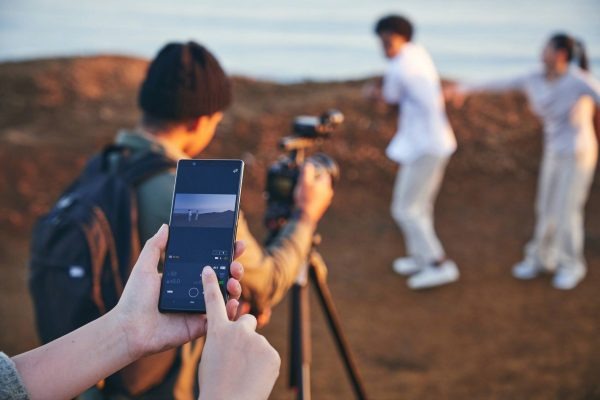 Sony FX3A đi kèm tay cầm XLR kỹ thuật số tích hợp sẵn hai cổng XLR/TRS, hỗ trợ thu âm chuyên nghiệp tới 4 kênh âm thanh 24-bit