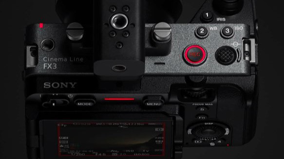 Sony FX3A được thiết kế với mục tiêu tối ưu cho các buổi ghi hình kéo dài, với khả năng quay 4K/60p liên tục mà không bị giới hạn thời gian