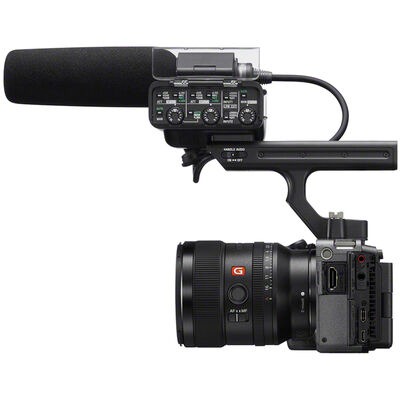 Sony FX3A có thiết kế 5 lỗ vít ¼-20, cho phép gắn các thiết bị mà không cần cage