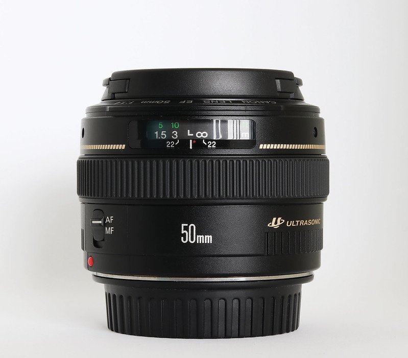 Canon EF 50mm f/1.4 USM - thiết kế nhỏ gọn