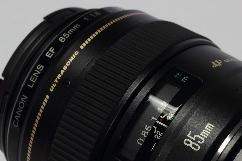 Canon EF 85mm f/1.8 USM lấy nét nhanh, chính xác