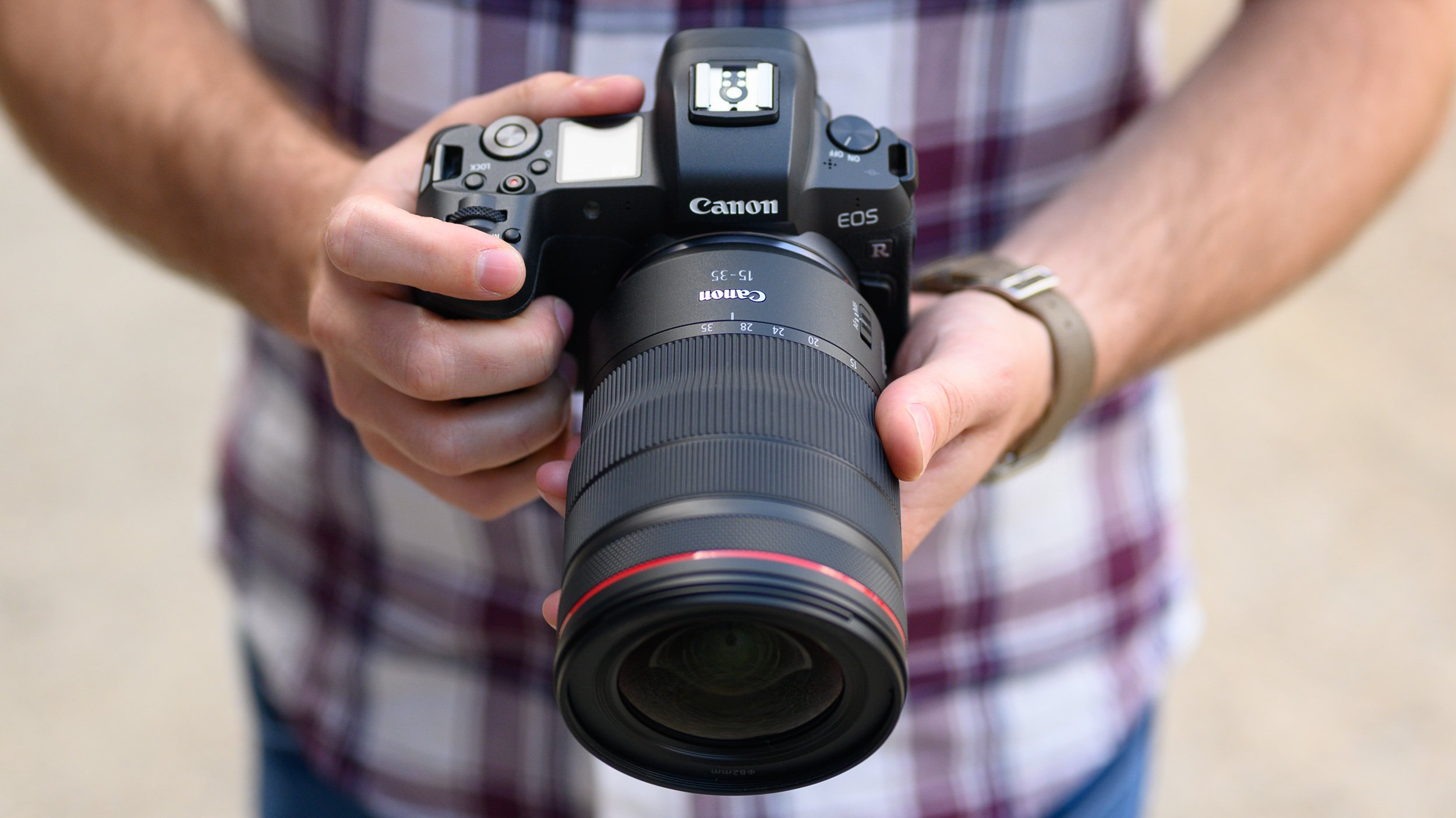 Canon RF 15-35mm f/2.8L IS USM với công nghệ ổn định hình ảnh quang học