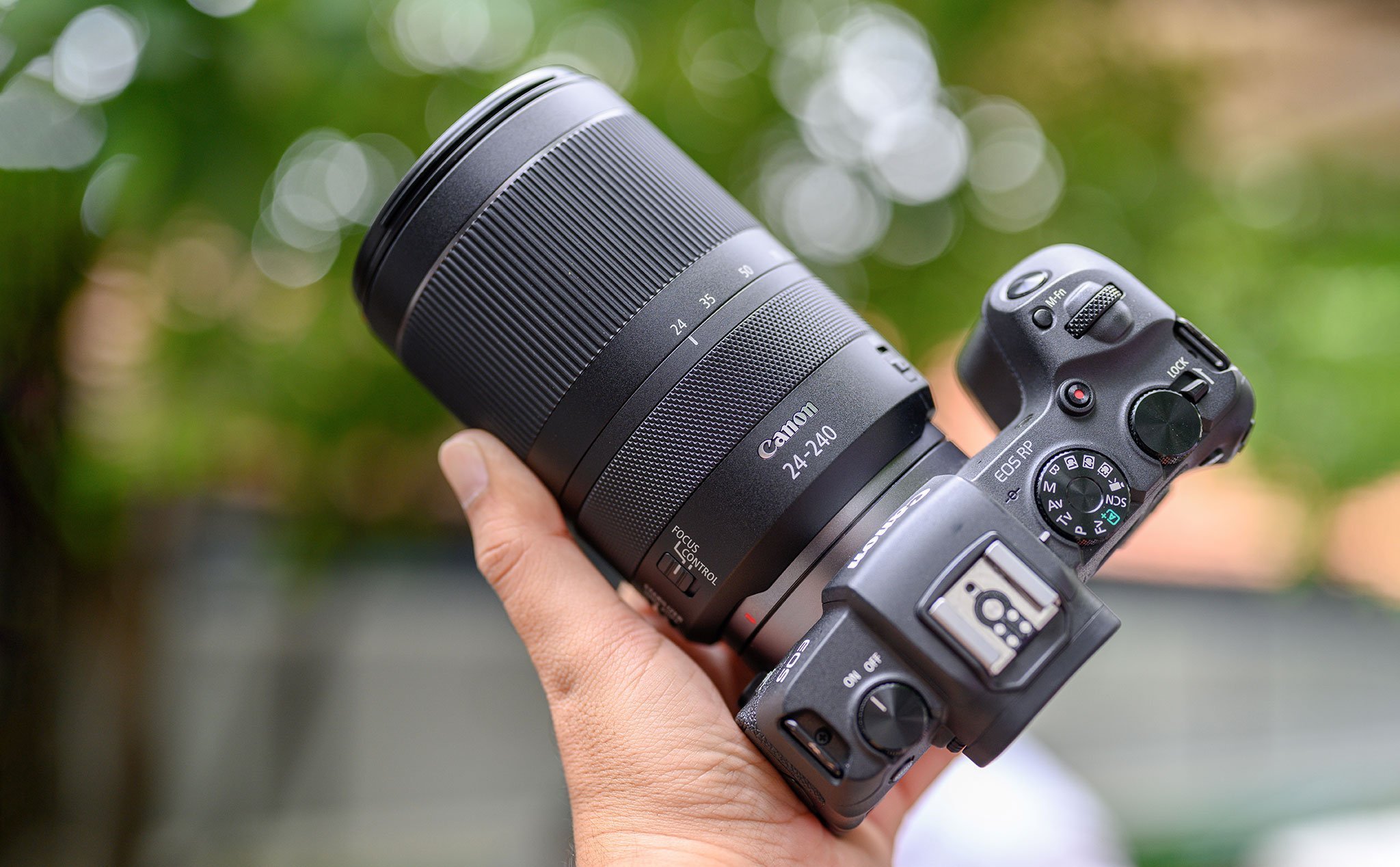 Canon RF 24-240mm F4-6.3 IS USM zoom quang học 10x